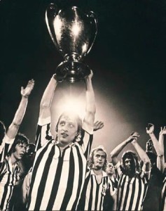 Cruyff, con la maglia della Juve (magari...), alza la terza coppa consecutiva per l'Ajax - fonte juventusfans.forumcommunity.net