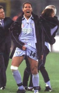 Nella foto Simeone ai tempi della Lazio scudettata del 2000, sottolinea la sua caratteristica vincente